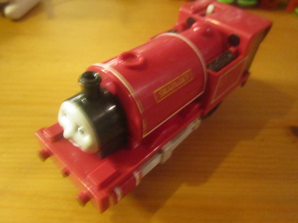 THOMAS TOMY/Trackmast​er SKARLOEY BATTERY POWERED TRACKMASTER TRAIN