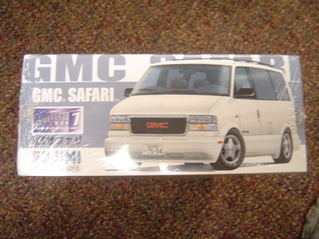 GMC SAFARI 1/24 SCALE ~ NEW ~ 6595