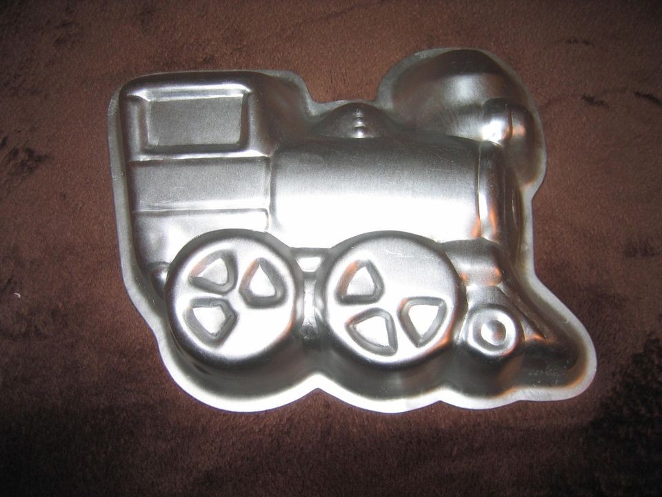 Wilton Aluminum Metal Train Cake Pan Tin Mold Baking 1976 #60643 NEW 8 