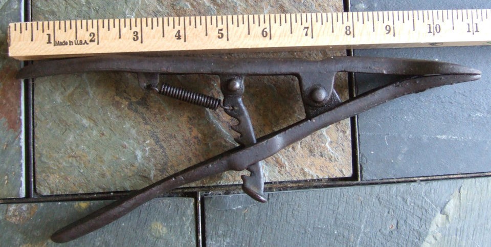 ANTIQUE Cast Iron VALVE LIFTER Spring Compressor Works Marked M L V31 