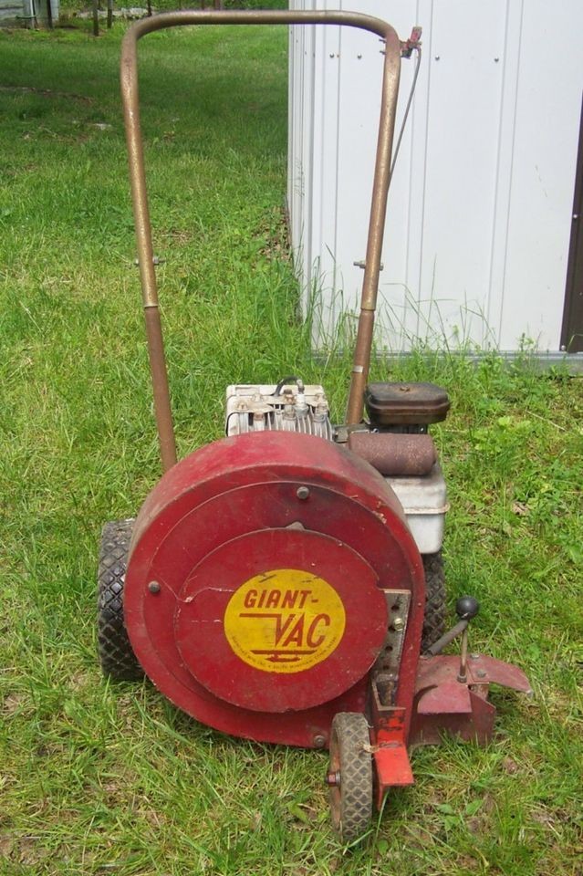 GIANT VAC LEAF BLOWER BRIGGS & STRATTON MODEL 52   WORKS  PICK UP LONG 