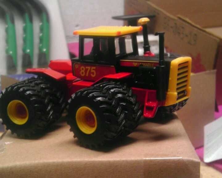 64 CUSTOM VERSATILE 875 4WD TRACTOR ERTL