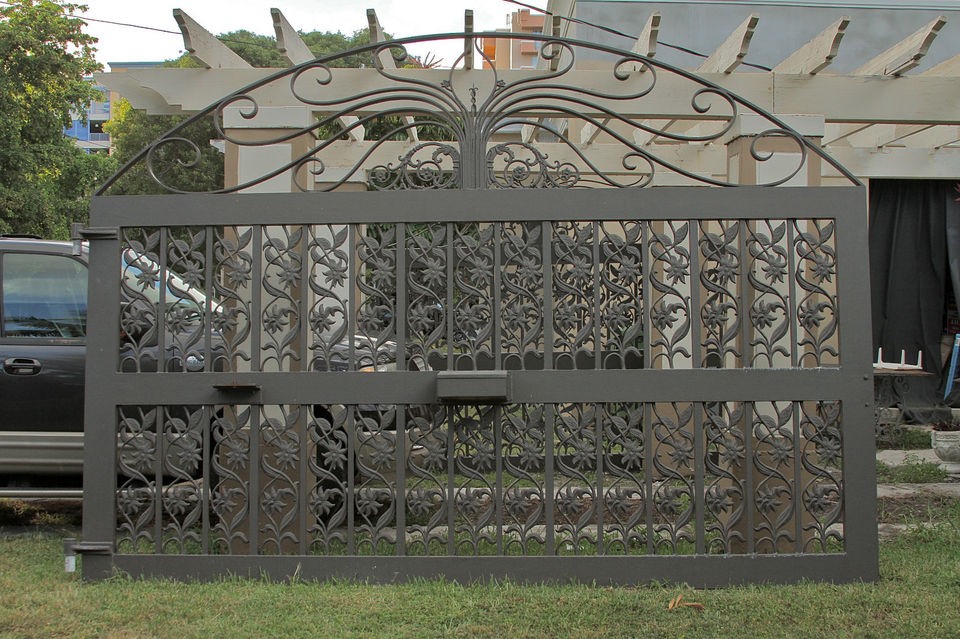   TRADITIONAL METAL DRIVEWAY GATE 12 X 10 ORNATE CLASSICAL DESIGN