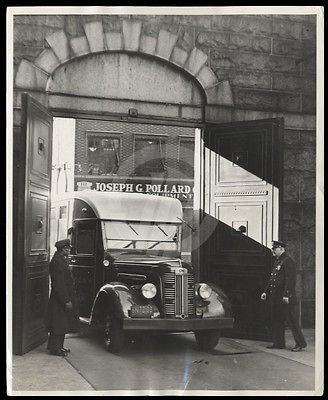 PHOTO POLICE VAN ENTERING PRISON  TWO POLICEMEN WATCH