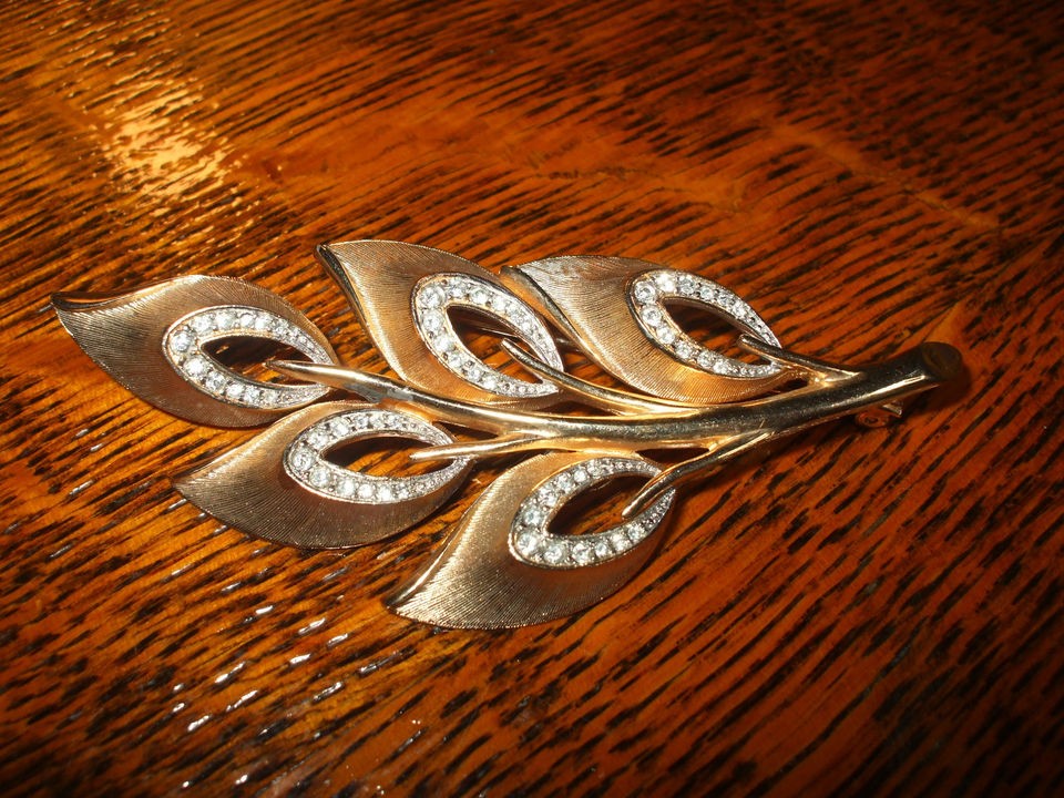   Vintage Gold Rhinestone/ KRAMER Signed five Leaf Set Brooch / Pin