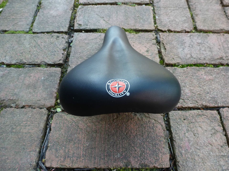 SCHWINN WOMEN INSPIRED JUSTEK BIKE SEAT   VERY NICE CONDITION