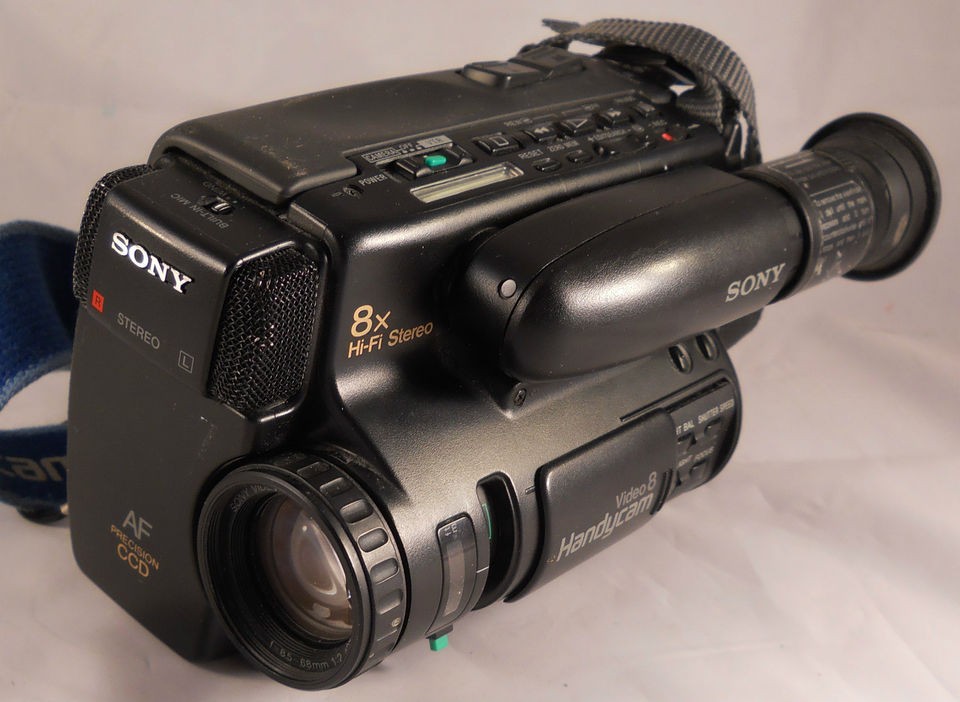 SONY CCD TR7 VIDEO8 8MM CAMERA CAMCORDER   FOR PARTS OR REPAIR