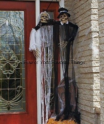   HANGING BRIDE & GROOM SKELETON CORPSE OUTDOOR GHOUL YARD DECOR