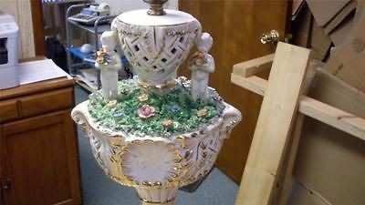 VINTAGE TABLE LAMP WITH FLOWER URN & TWO CHERUBS PIERCED BASE FISH 