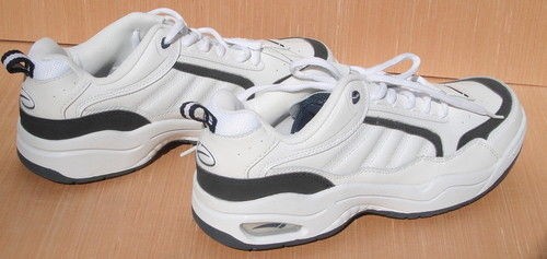 LA GEAR MENS WHITE & BLACK SNEAKERS WALKING SHOES LEATHER UPPER 