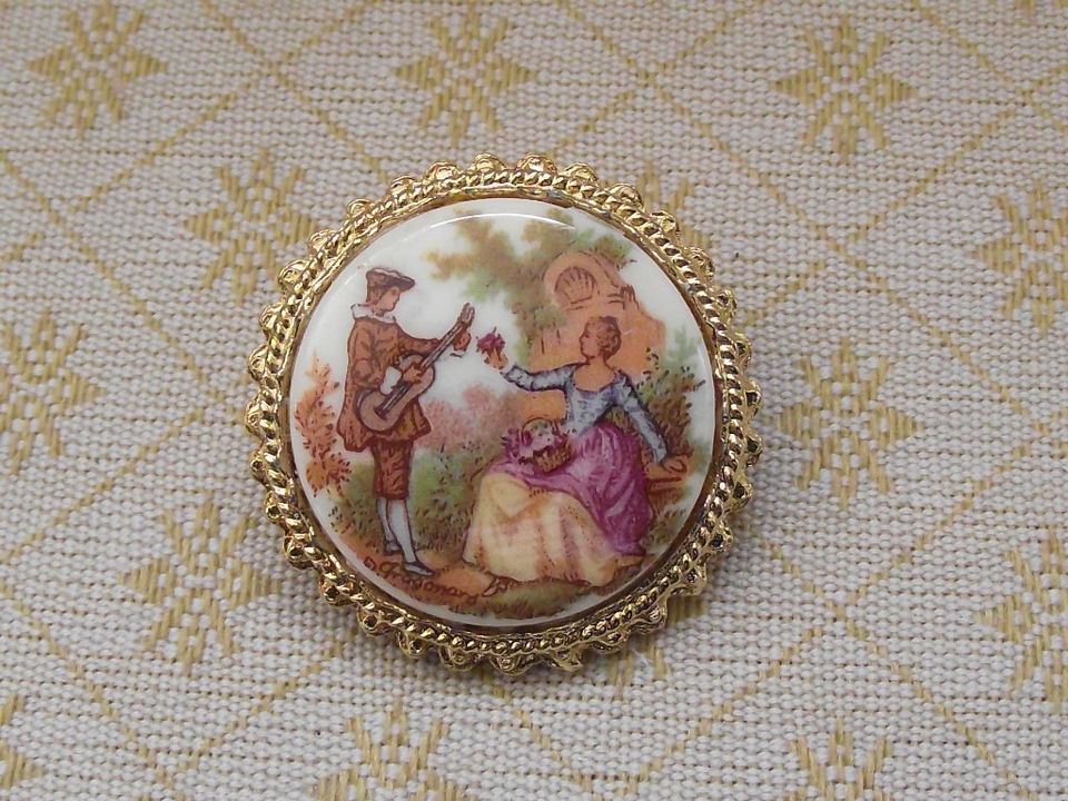 LOVELY VINTAGE FRAGONARD COURTING SCENE BROOCH