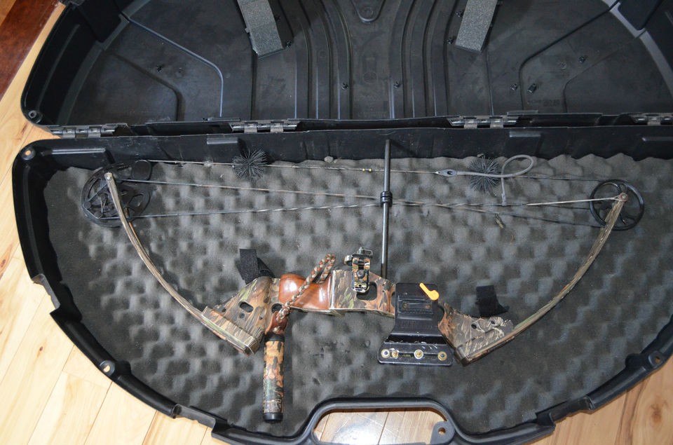 BEN PEARSON DIAMONDBACK COMPOUND HUNTING BOW CAMO SE 44 CASE RH RIGHT 