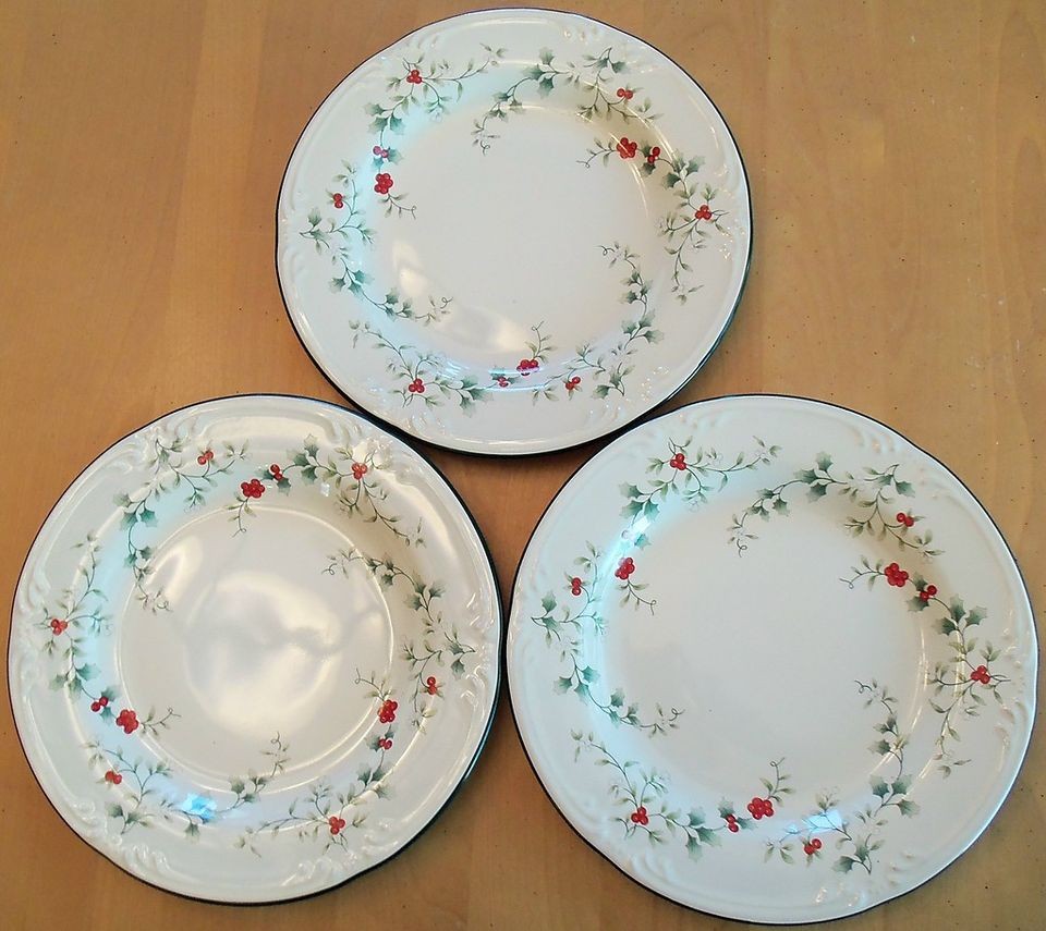 pfaltzgraff winterberry plates in Pfaltzgraff