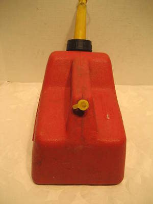 CHILTON   1.5 GALLON   MODEL P15   PLASTIC GAS CAN