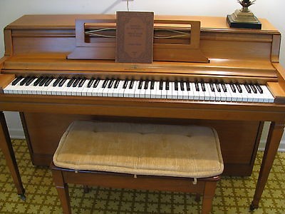 1960'erne Wurlitzer valnød opretstående spinet1960'erne Wurlitzer valnød opretstående spinet  