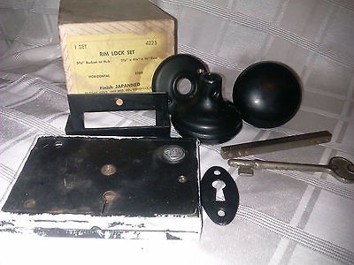   DOOR RIM LOCK SET W/BACKPLATE, KEY,KNOBS Belknap Hardware IN BOX