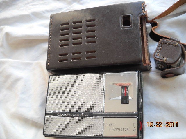 1960s AMBASSADOR 8 TRANSISTOR RADIO W/LEATHER CASE & EARPLUGS NEAR 