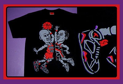   Jordan dunking in air on Clyde Drexler shirt raptor 7 Charcoal tee M