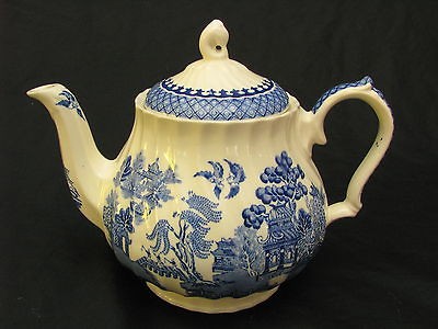 Sadler Teapot Blue Willow 4 Cup, Cream Color, England