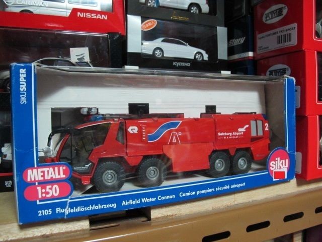 Rosenbauer airport crash tender fire engine 1/50 Siku German made free 