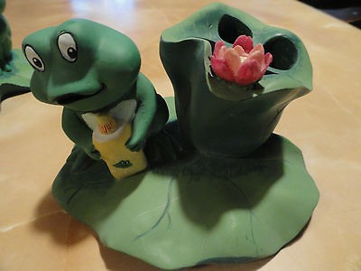   Green FROG on Lily Pad 4 slot TOOTHBRUSH HOLDER w/ pink lily