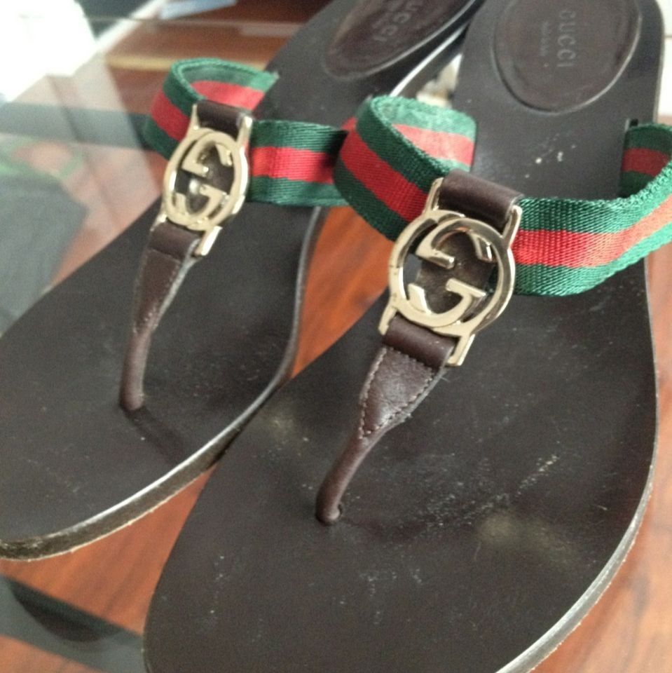 gucci flip flops in Womens Shoes