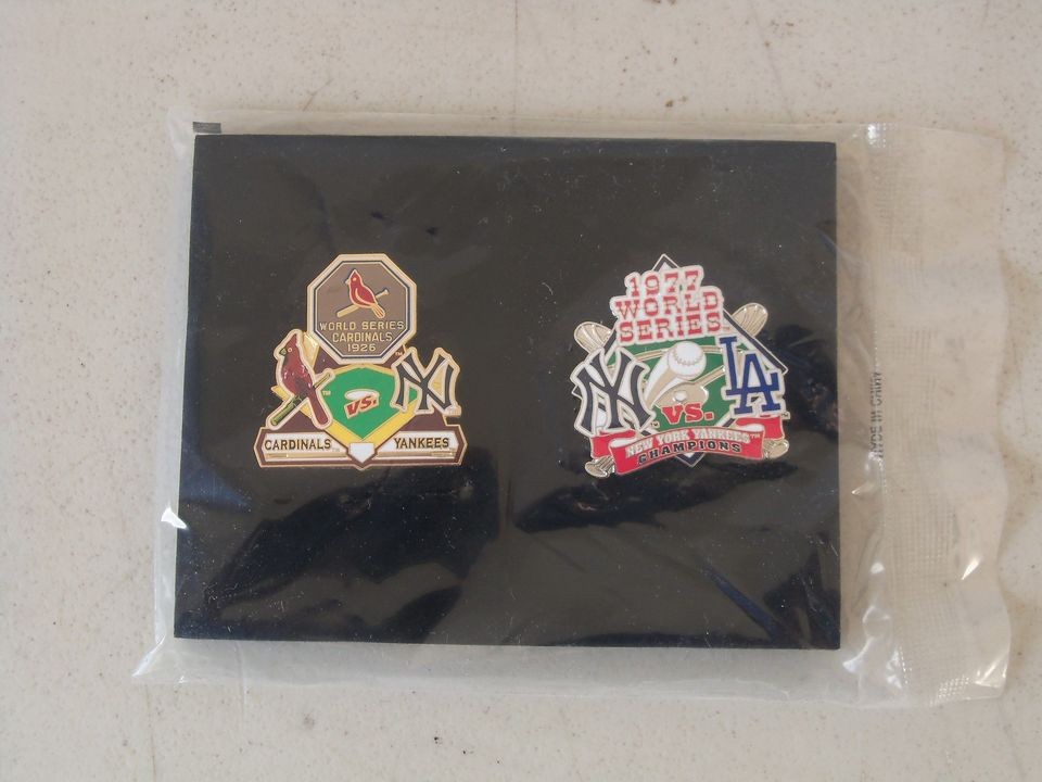 NEW YORK YANKEES SEALED SET OF 2 WORLD SERIES PINS 1926 1977