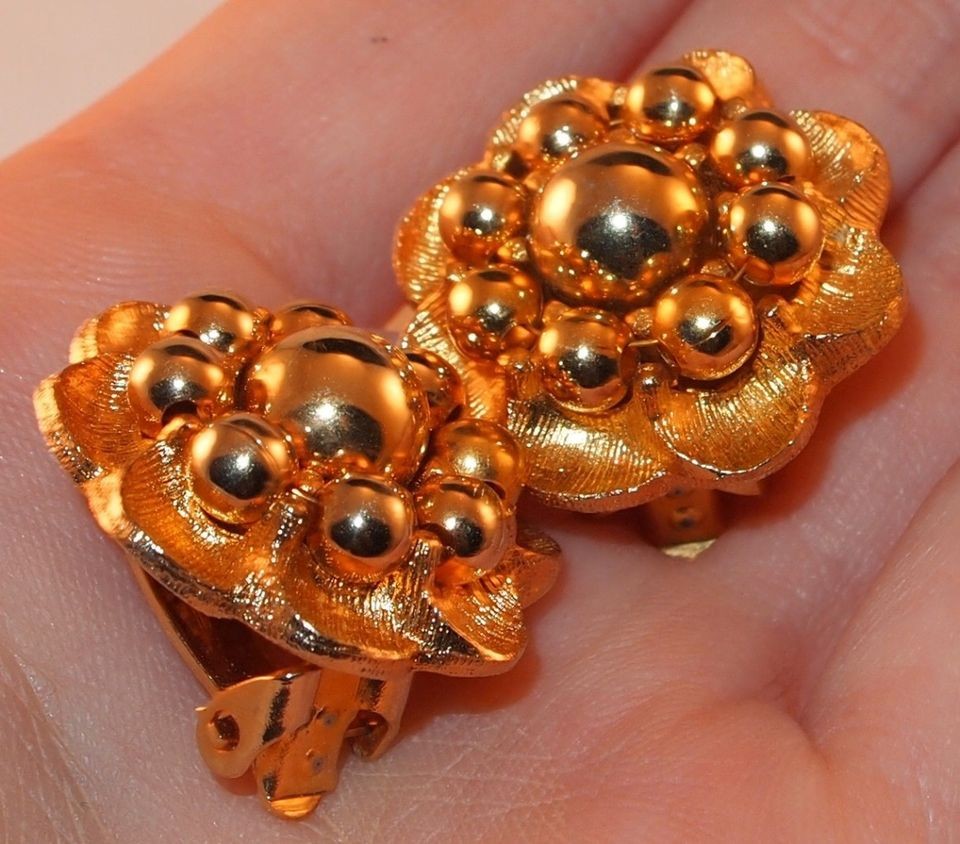 VINTAGE GOLDTONE FLOWER GOLD BALLS SMALL COSTUME JEWELRY CLIP EARRINGS