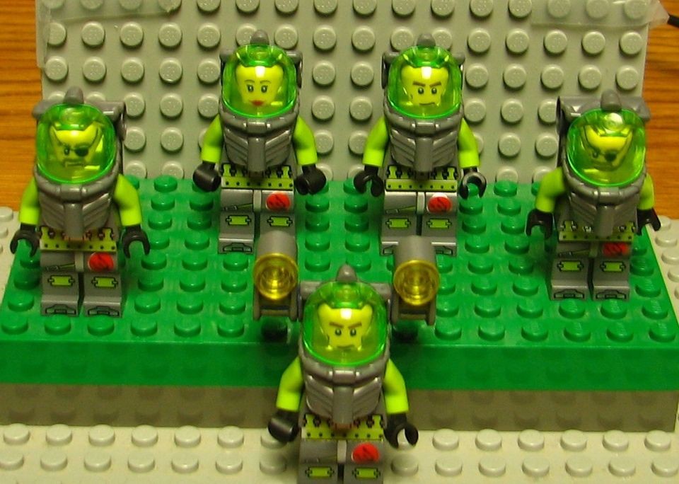   MINI FIGURE  MINI FIG  LOT OF 5  ATLANTIS  WITH HELMETS   CHEAP