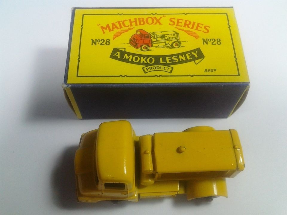 100 AUTHENTIC MOKO LESNEY SERIES MATCHBOX 28 THAMES TRADER COMPRESSOR 