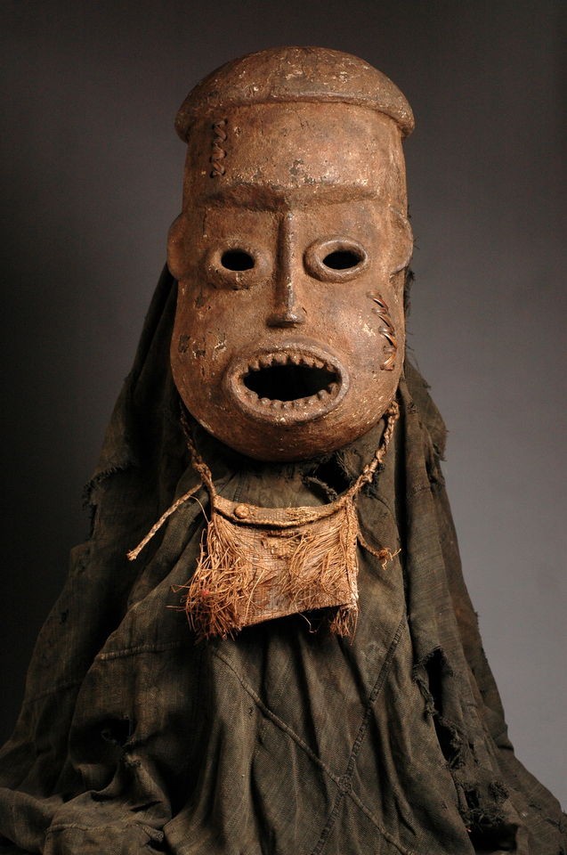   BAMILEKE MASK WITH A COSTUME   ARTENEGRO African Tribal Arts