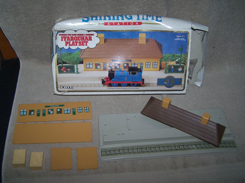 Ertl Gold Rail Series Thomas the Train   Ffarquhar Station Play Set 