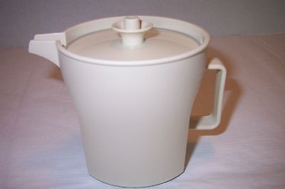 VINTAGE TUPPERWARE CREAMER CONTAINER WITH PUSH BUTTON LID RETRO