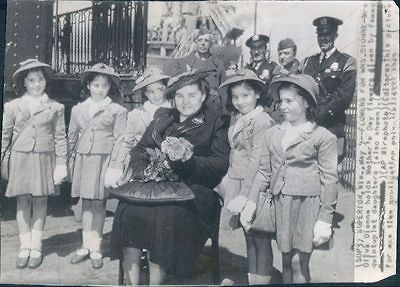 1943 Canadas Cutely Dressed Dionne Quintuplets w Mom Mothers Day 