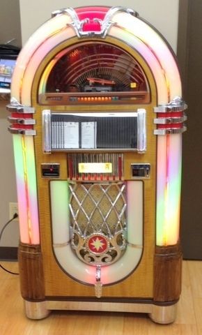 Rockola CD8 Bubbler Jukebox with 100 CD Capacity