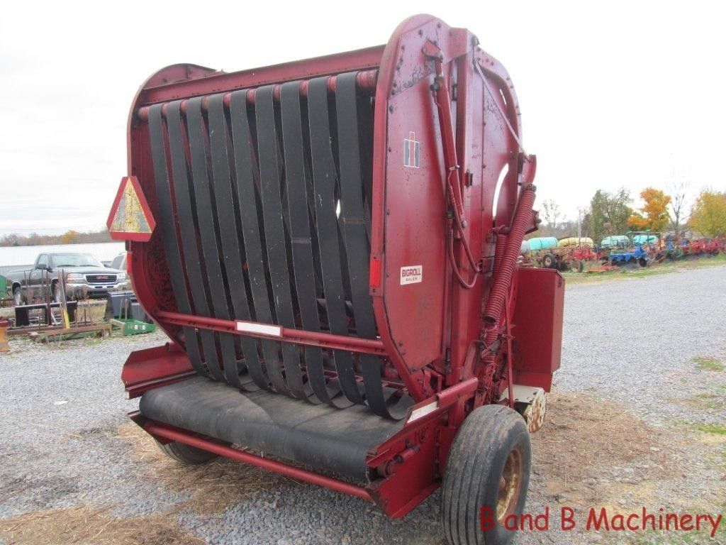 international 241 round hay baler  1990 00