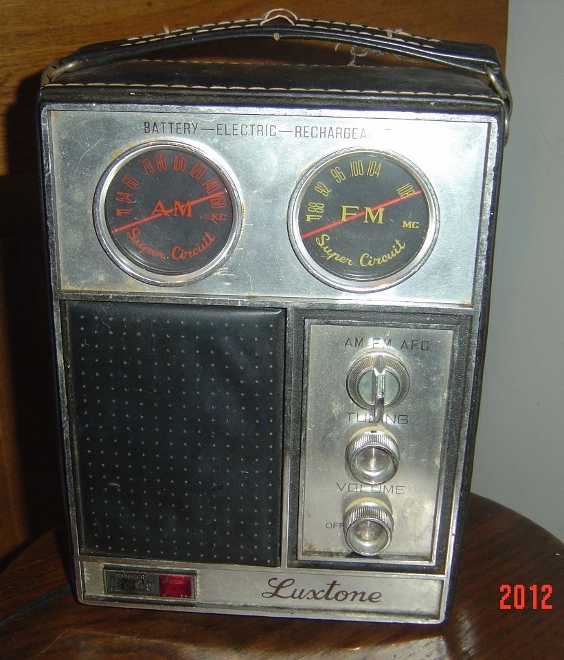 WORKING VINTAGE LUXTONE AM FM RADIO BATTERY ELECTRIC MODEL 1176