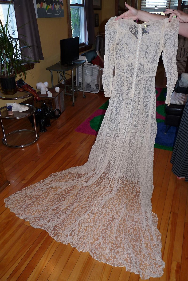 Vintage Wedding Gown Dress 1941 Ivory Floral Lace Gorgeous Pattern