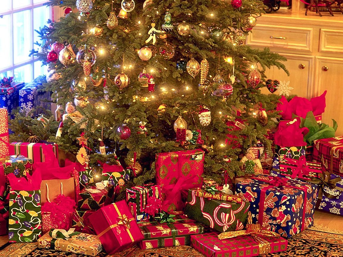 Christmas tree with presents