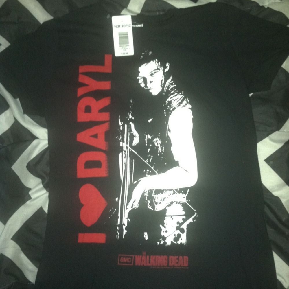 The Walking Dead Womens T shirt Daryl New RARE Zombies L@@K