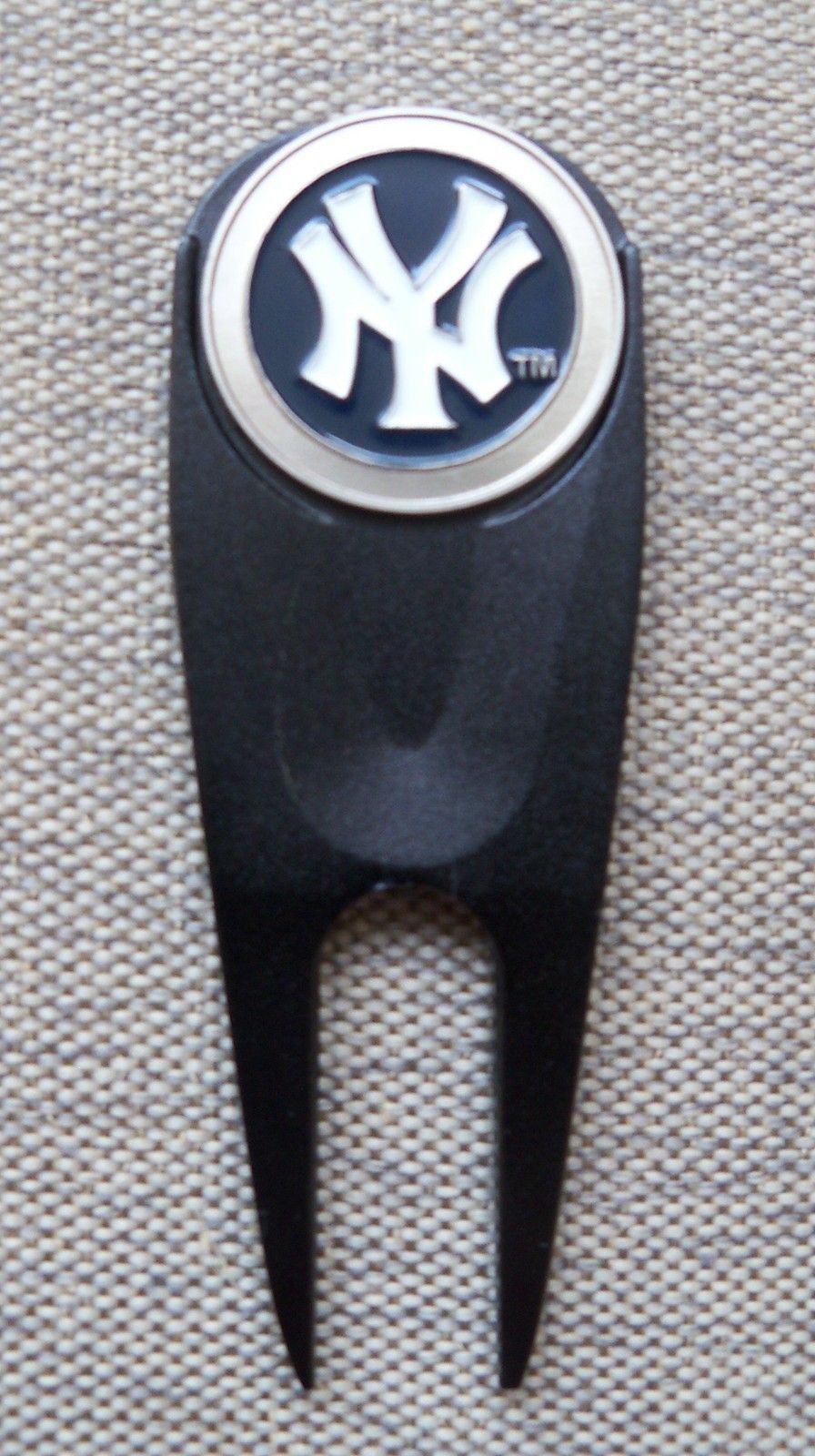 New York NY Yankees Magnetic Divot Tool and Removable Golf Ball Marker