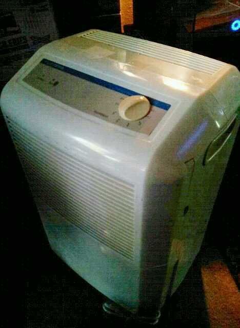 Fedders model A3DH30B2A 30 pint dehumidifier 115 volt powers up