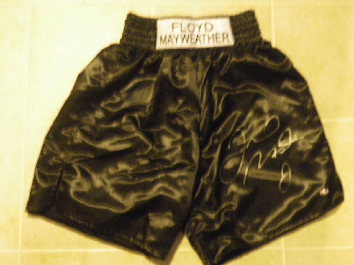 Floyd MAYWEATHER Jr Auto Signed Black Boxing Trunks