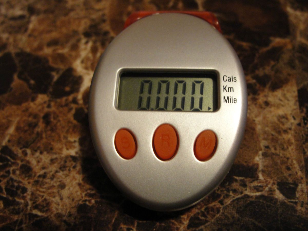 Mini (Step Counter) Measures Miles, Kilometers+Calories w/ Pocket Clip