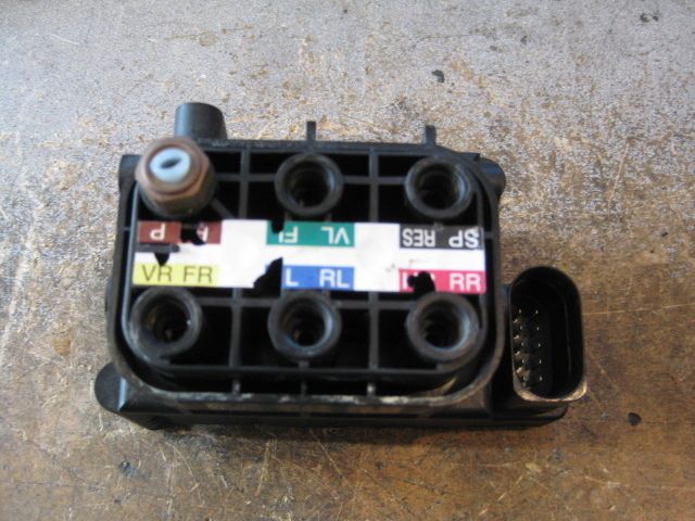 Mercedes Benz R ml Class W251 Air Suspension Valve Assembly 2513200058