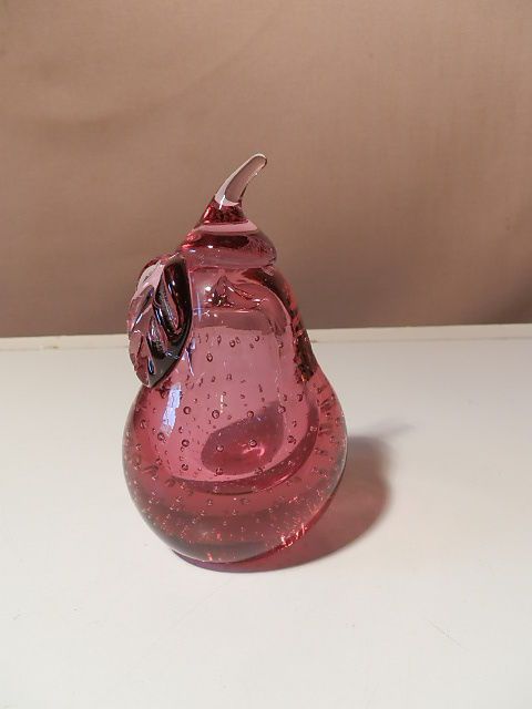 MAXWELL CRYSTAL CRANBERRY PEAR PAPERWEIGHT CONTROLLED BUBBLE MINT