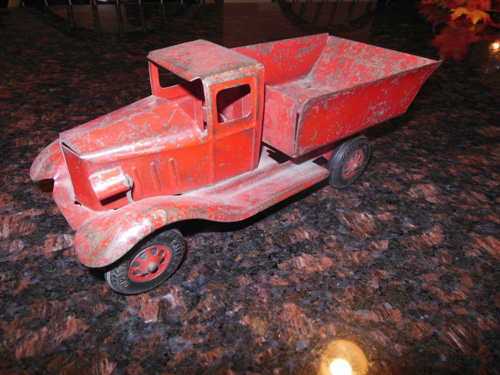 Circa 1930s GIRARD ORIGINAL RED TRUCK WITH ELECTRIC HEADLIGHTS 10