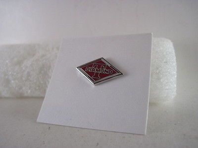 19?? vintage Diamond T Truck cloisonne lapel pin (cc89 10)