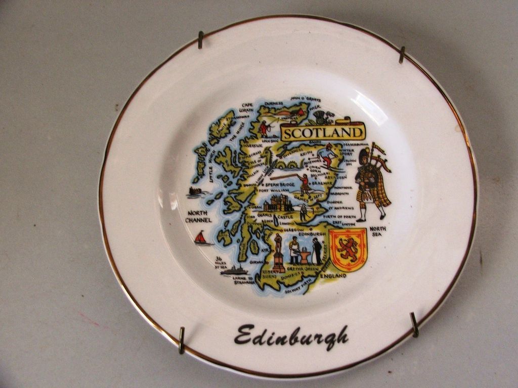 NICE COLLECTIBLE SOUVENIR PLATE WITH HANGER EDINBURGH SCOTLAND