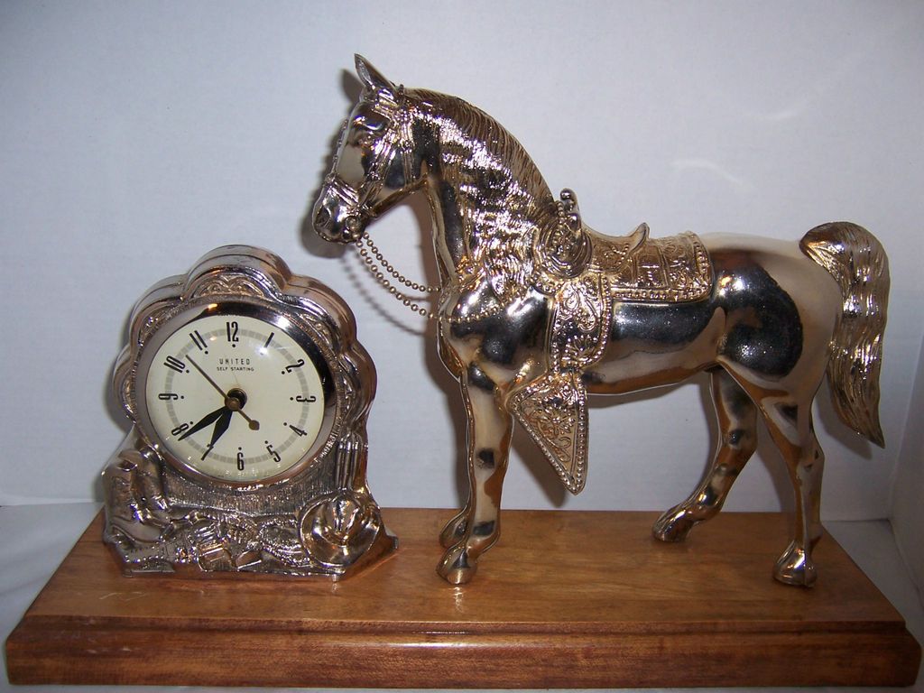 VINTAGE 1940S POLISHED GOLDEN HORSE UNITED CLOCK ON WOOD STAND